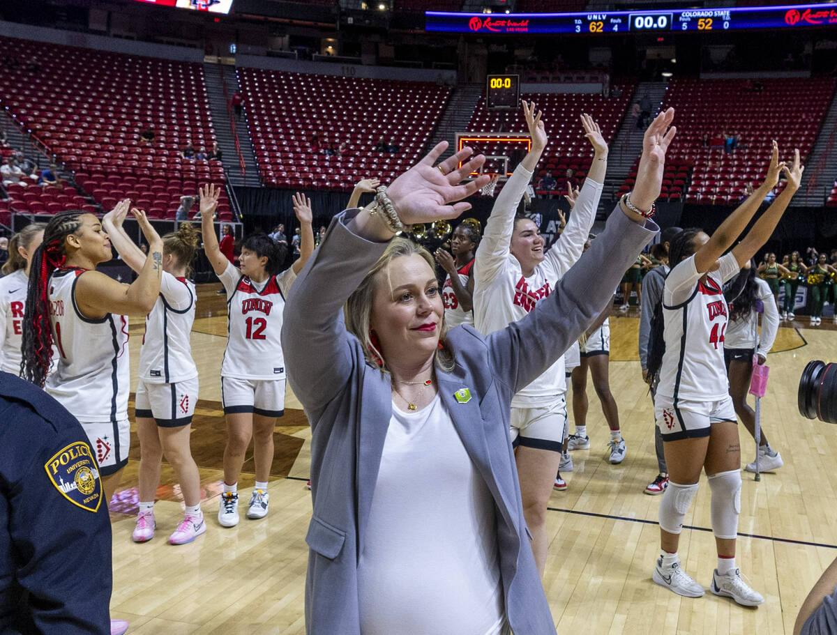 UNLV Lady Rebels head coach Lindy La Rocque and her players thank the fans after defeating the ...