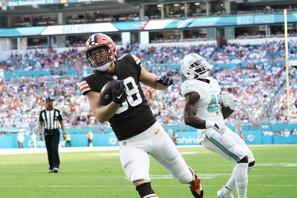 Cleveland Browns tight end Harrison Bryant (88) scores a touchdown during the first half of an ...