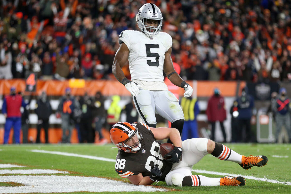 Cleveland Browns tight end Harrison Bryant (88) makes a touchdown catch as Raiders linebacker D ...