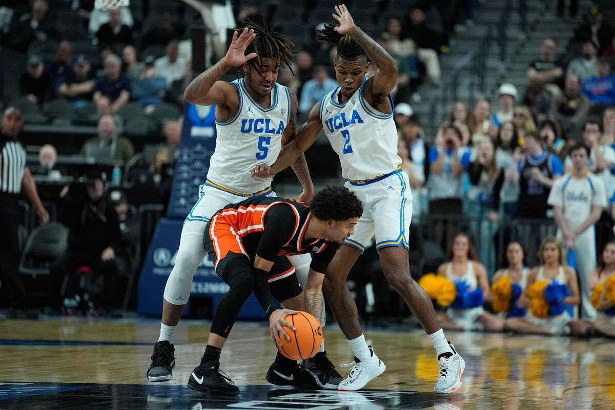 UCLA guard Brandon Williams (5) and UCLA guard Dylan Andrews (2) guard Oregon State guard Jorda ...