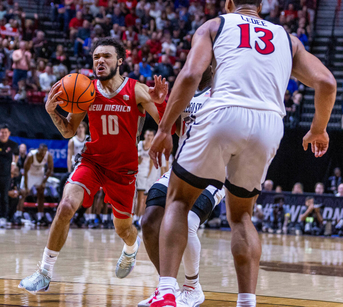 New Mexico Lobos guard Jaelen House (10) drives the lane as San Diego State Aztecs forward Jaed ...