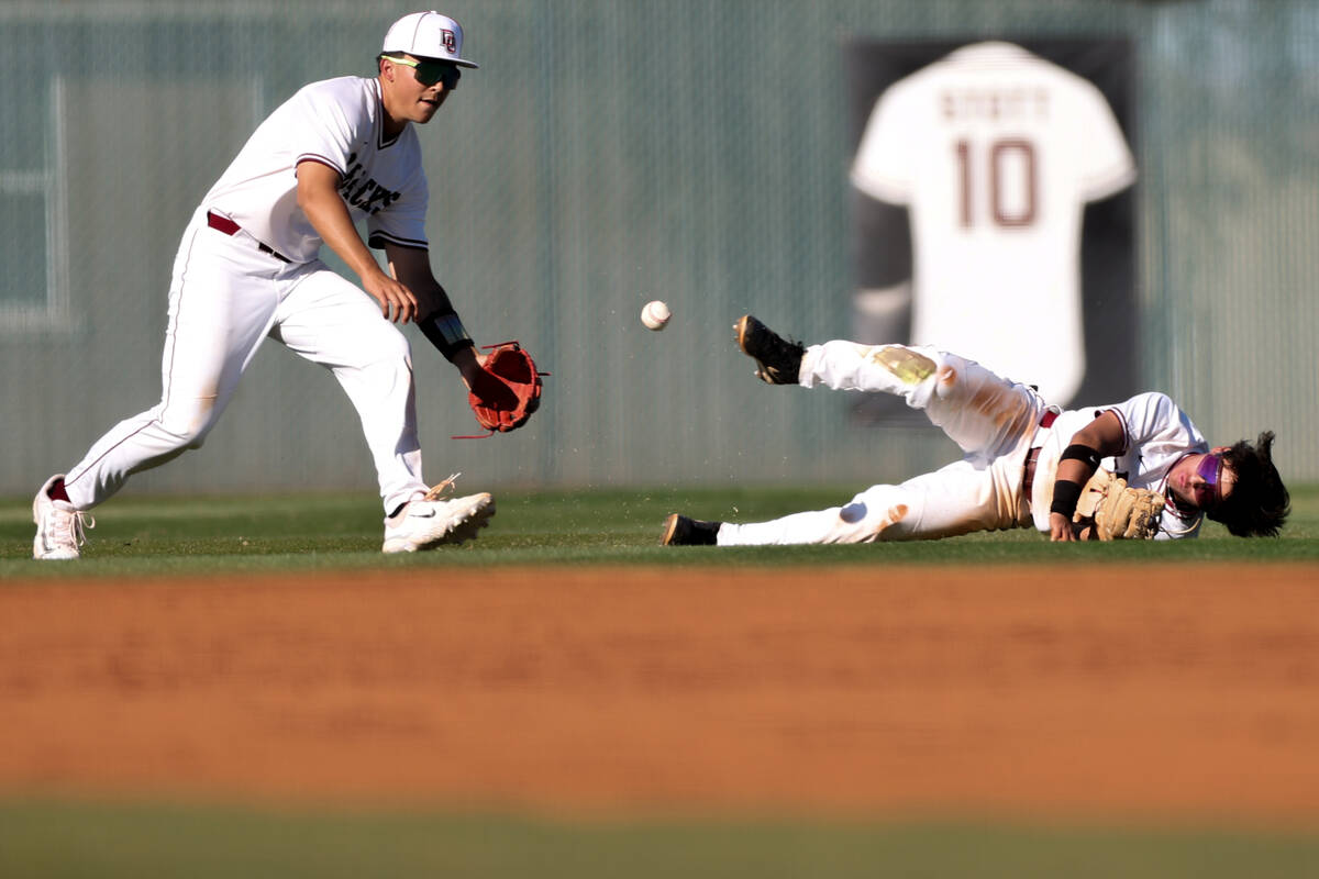 Desert Oasis’ Noah Griffith, left, goes for the ball after Lincoln Guillermo, right, mis ...