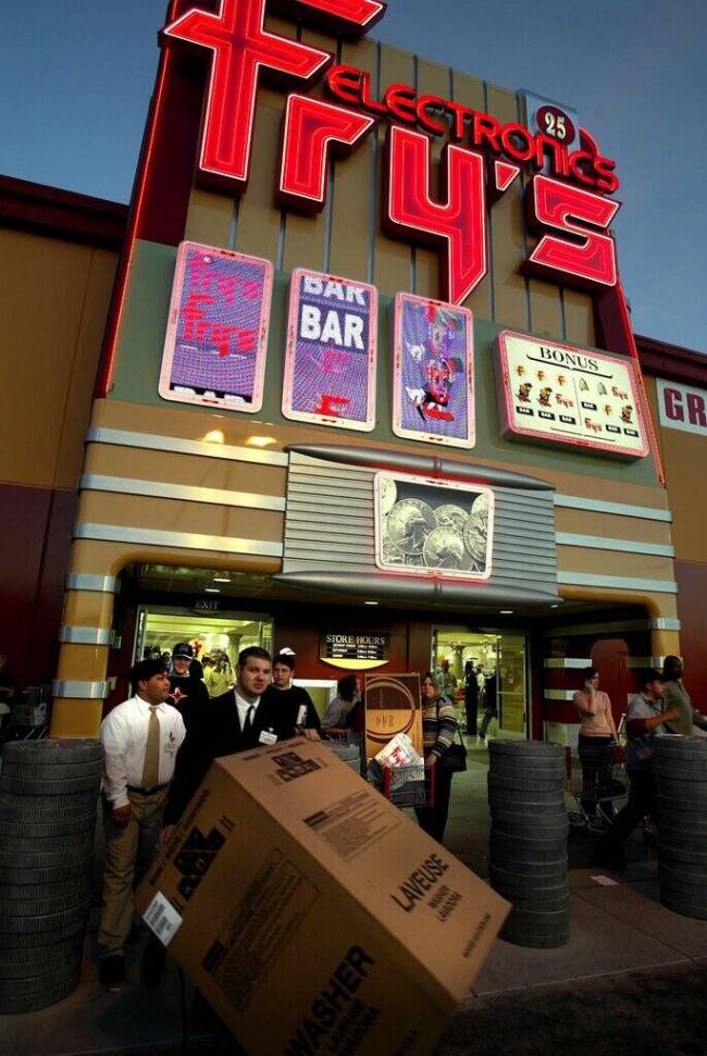 Shoppers swarmed Fry's Electronics on opening day, Jan. 17, 2003. (John Gurzinski/Las Vegas Rev ...