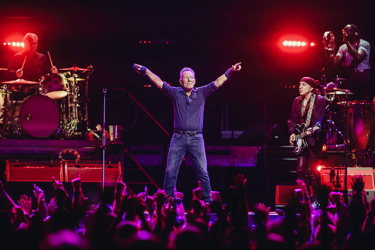 Bruce Springsteen rocks T-Mobile in first Vegas show since '02 | Kats | Entertainment - Vimarsana News