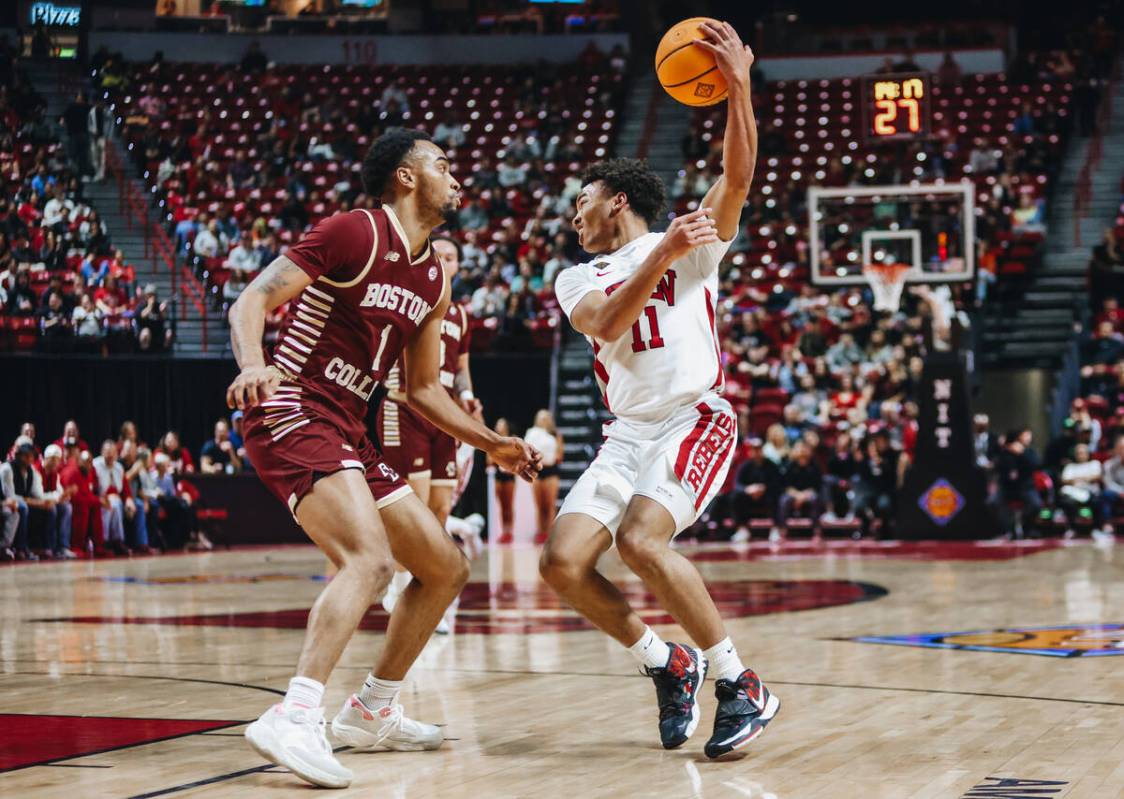 UNLV guard Dedan Thomas Jr. (11) throws the ball over his shoulder to an open teammate during a ...