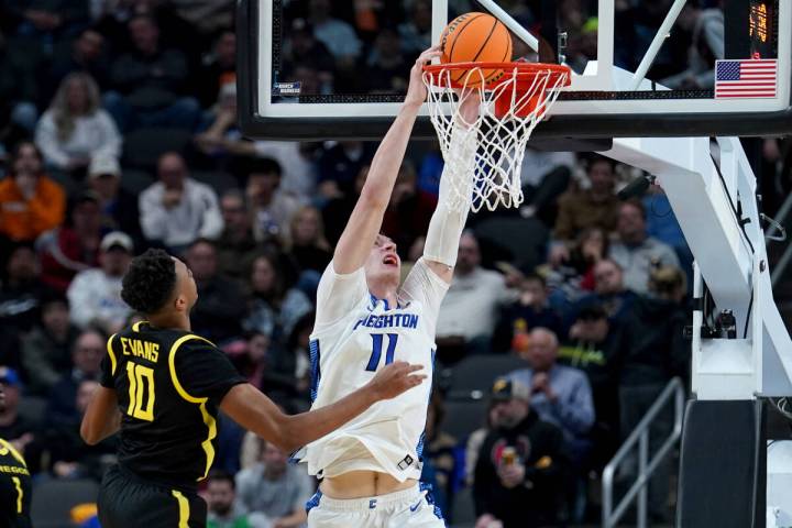 Creighton's Ryan Kalkbrenner (11) dunks against Oregon's Kwame Evans Jr. (10) during the first ...