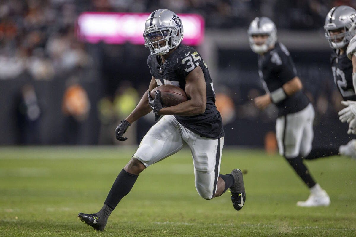Raiders running back Zamir White (35) runs against the Denver Broncos during the second half of ...