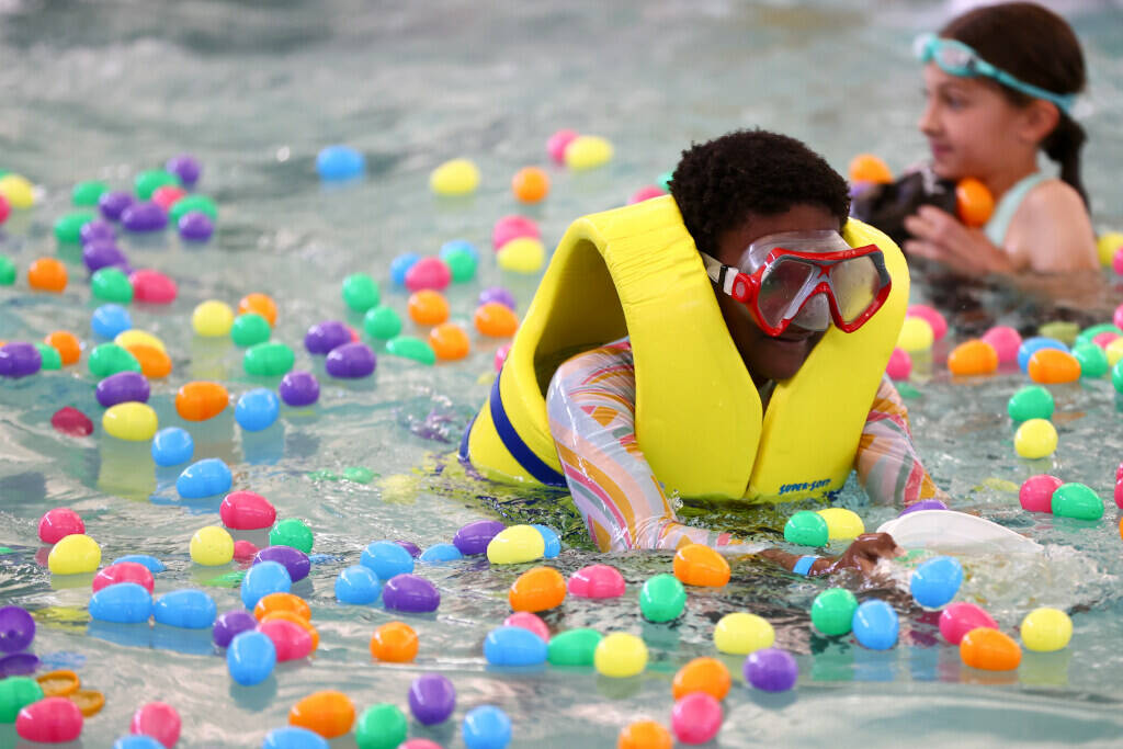 Kids hunt for floating Easter eggs at pool in Henderson | Henderson - Vimarsana News