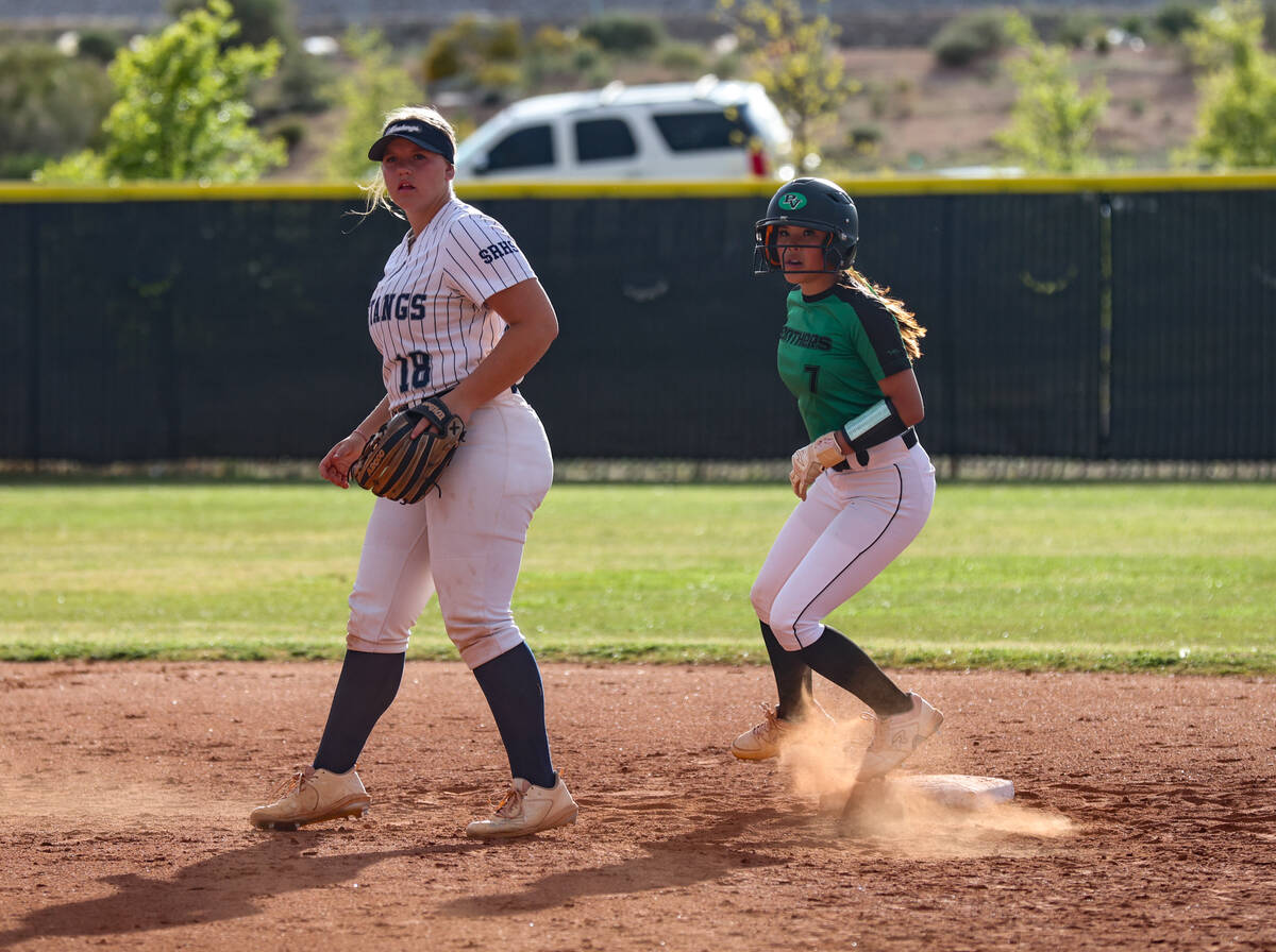 Palo Verde High School’s Alexis Kearnes (7) makes it to second base next to Shadow Ridge ...