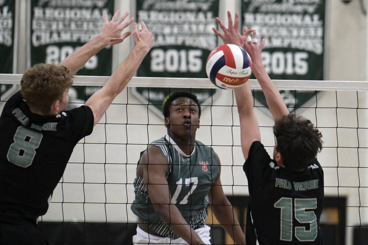 Arbor View’s Kenyon Wickliffe gets a shot past Palo Verde’s Cole Manning, left, a ...