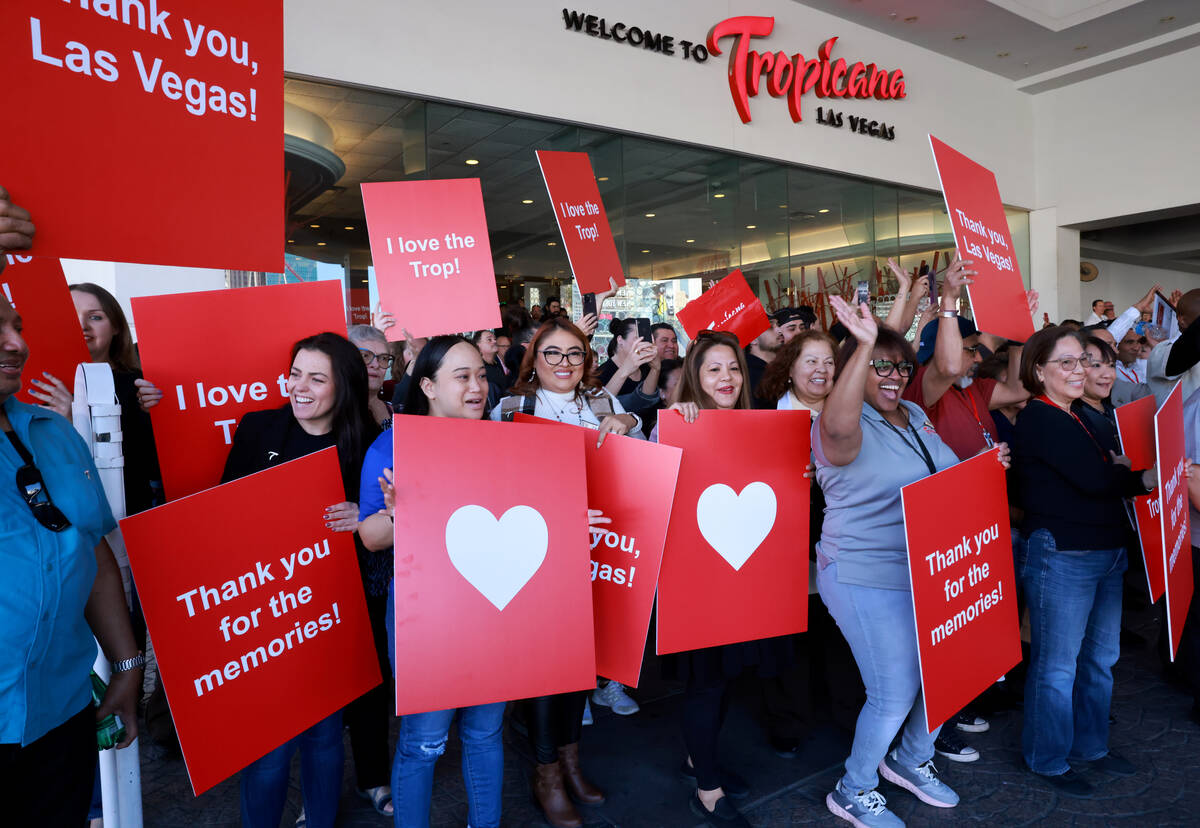 Employees thank guests on closing day at the Tropicana on the Strip in Las Vegas Tuesday, April ...