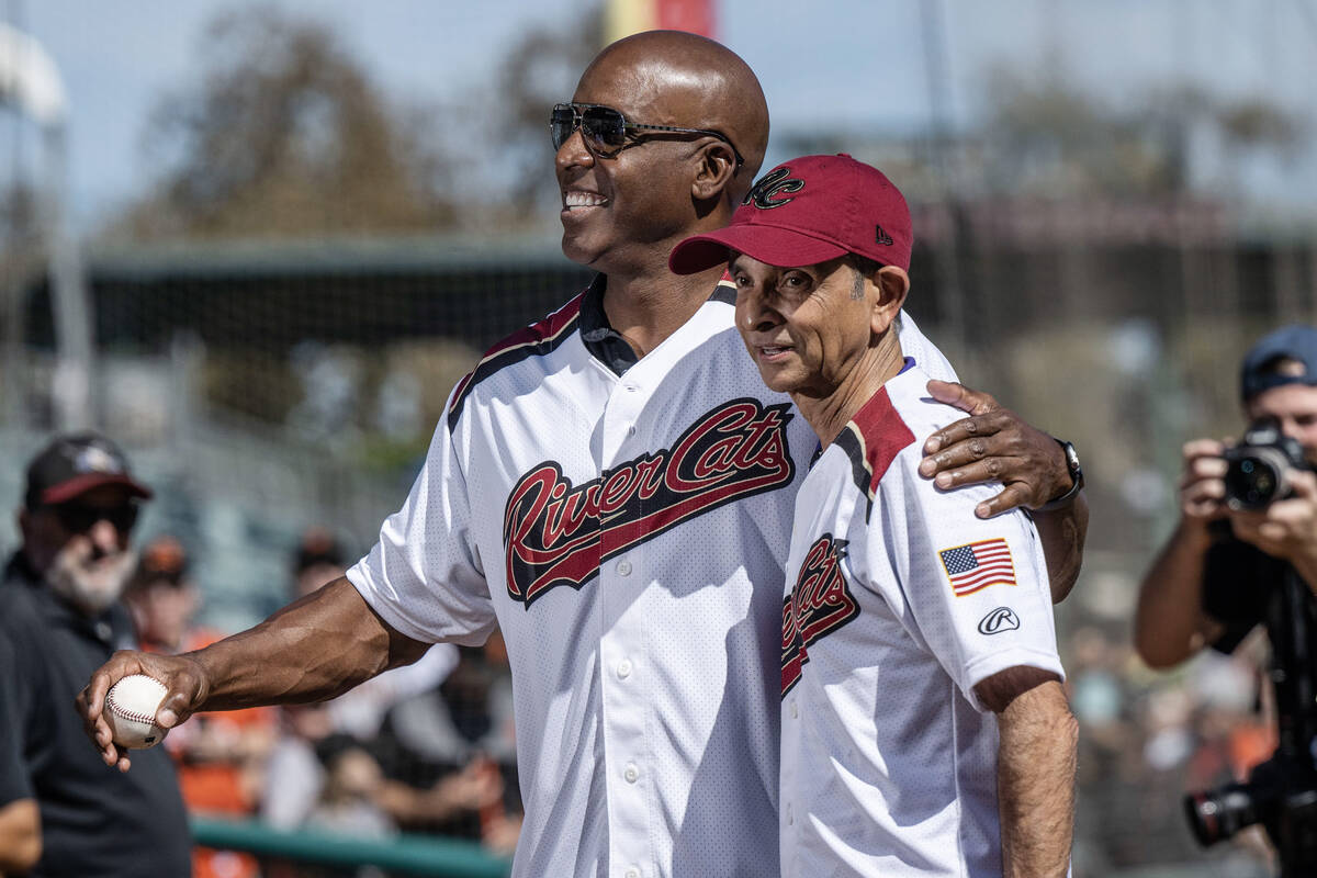 Former San Francisco Giants slugger Barry Bonds puts his arm around Sacramento Kings owner Vive ...