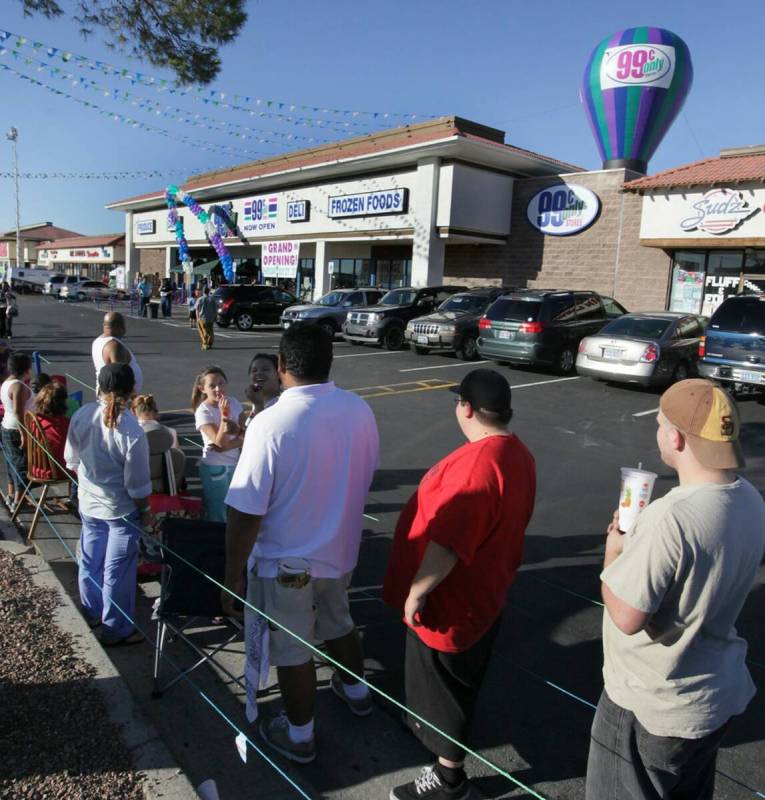 Centenas de clientes fazem fila ao redor do prédio para a inauguração da loja 99 Cents Only...