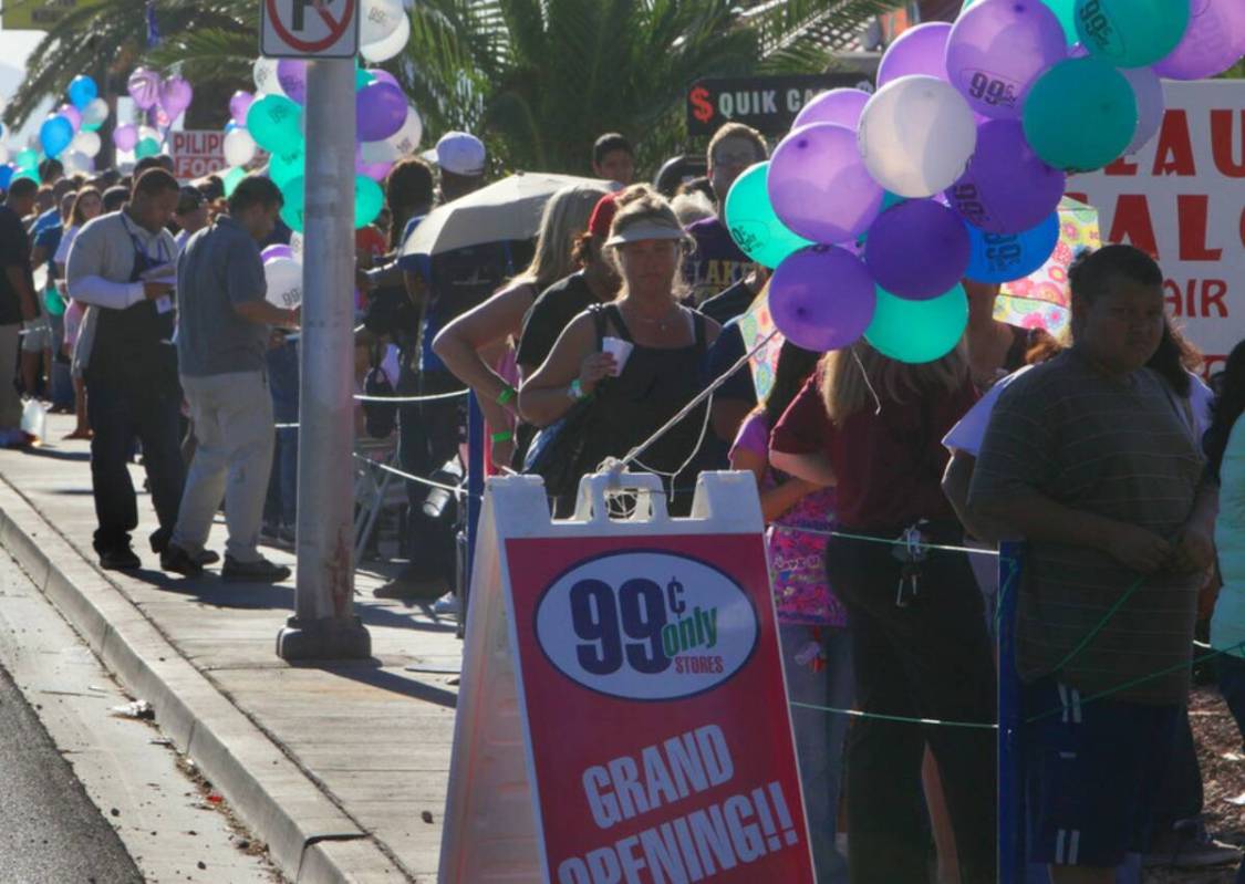 Hunderte Kunden reihen sich rund um das Gebäude zur Eröffnung des 99-Cents-Only-Stores auf ...