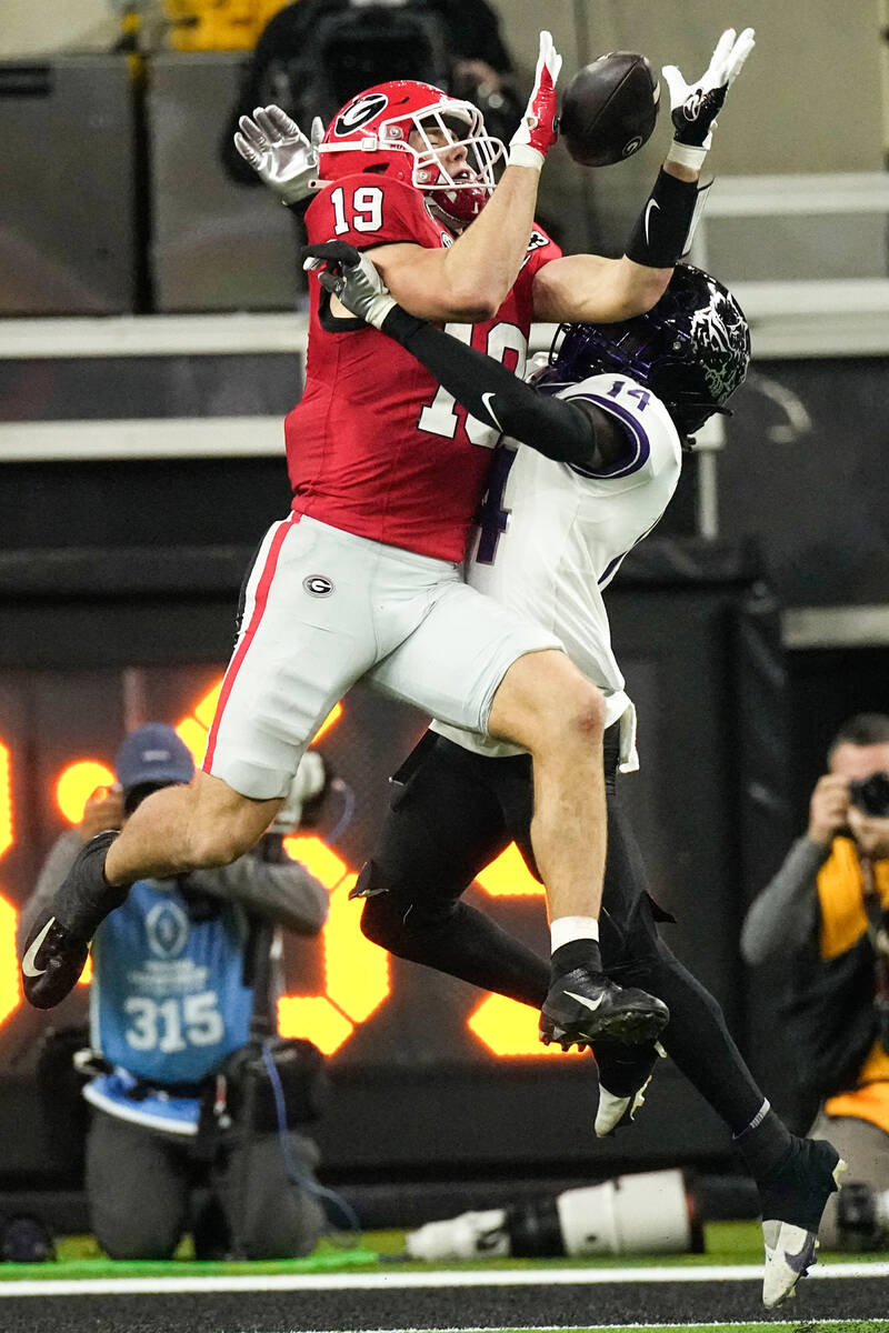 Georgia tight end Brock Bowers (19) makes a touchdown catch against TCU safety Abraham Camara ( ...