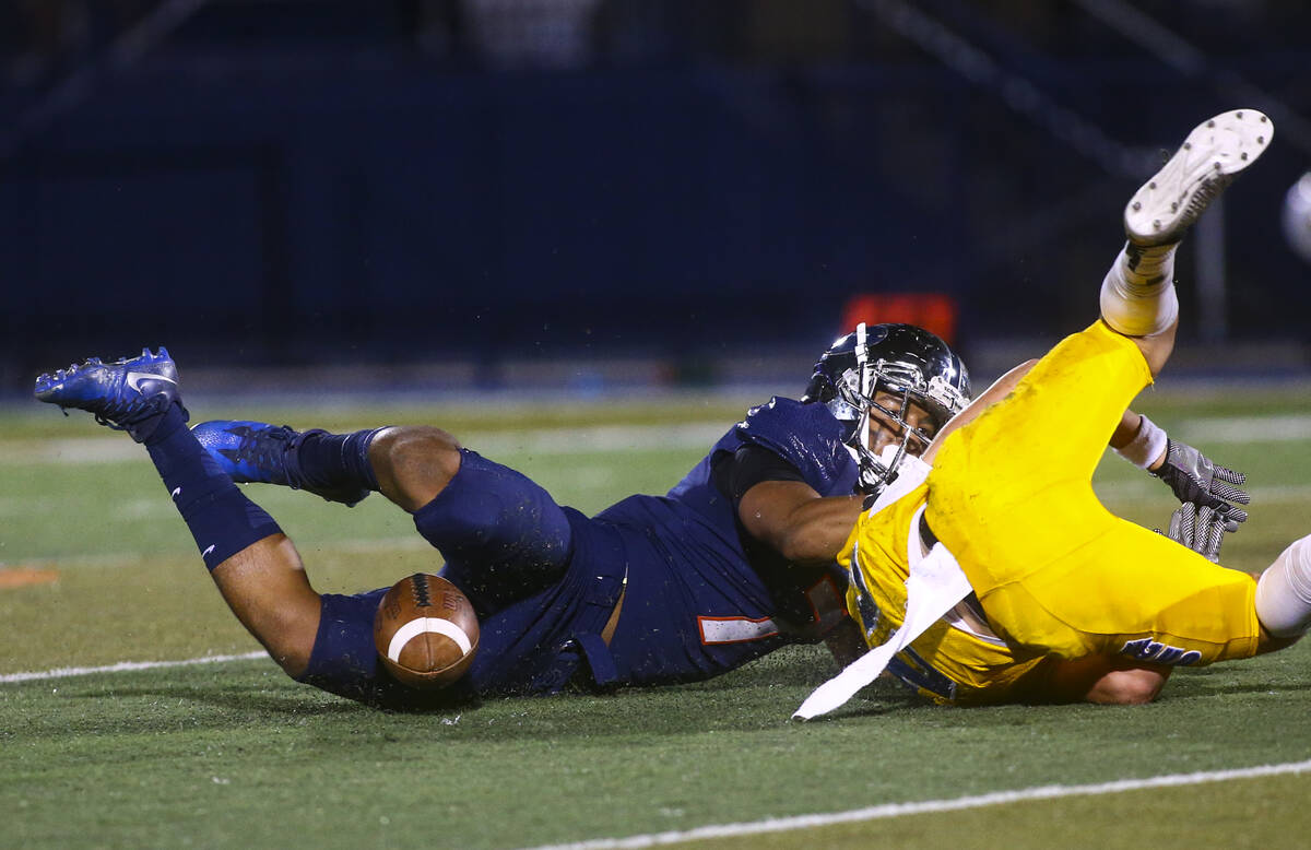 Bishop Gorman's Jaden Hicks, left, takes down Orem's Jaxon Williams during the first half of a ...