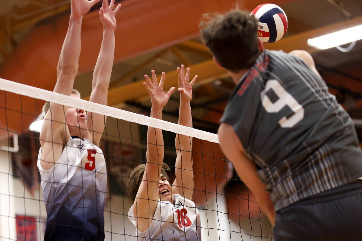 Coronado’s Dexter Brimhall (5) and Luke Wilkinson (16) jump to block a spike by Arbor Vi ...