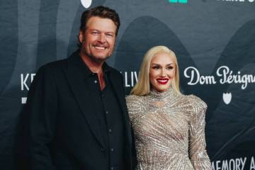 Blake Shelton, left, and Gwen Stefani pose for photographs on the red carpet at the 27th annual ...