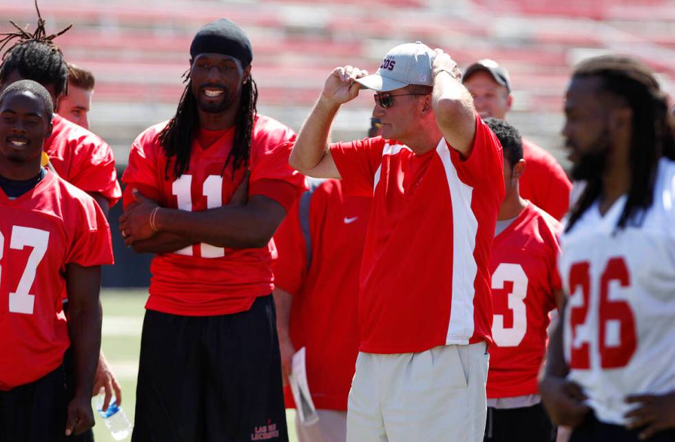 Locos head coach Jim Fassel adjusts his hat during practice in Sam Boyd Stadium in Las Vegas in ...