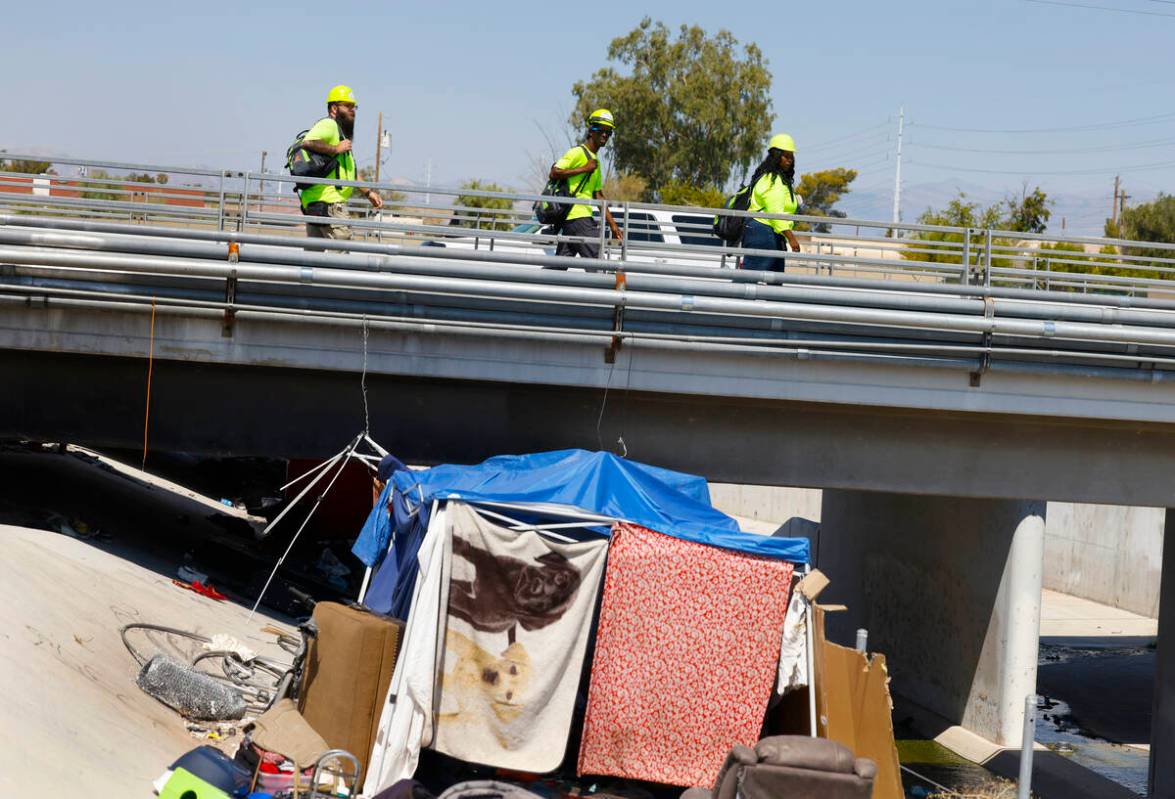 Richard Lopez, left, a Help of Southern Nevada Homeless Response Team lead, Rayvonte Toliver, c ...