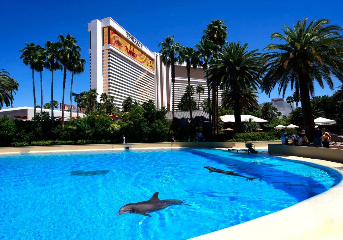 RJ FILE*** JESSICA EBELHAR/LAS VEGAS REVIEW-JOURNAL Dolphins swim at the Siegfried & Roy' ...