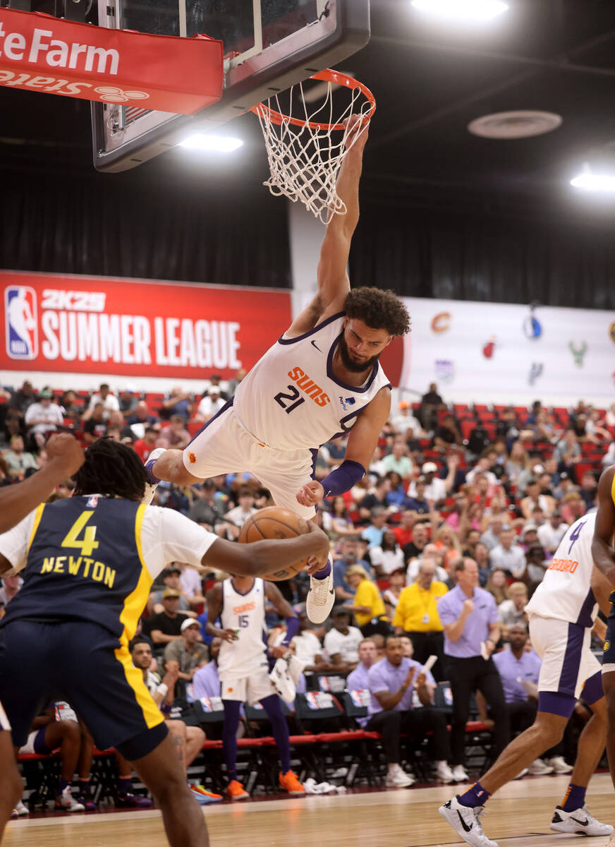 Phoenix Suns power forward David Roddy (21) dunks against the Indiana Pacers in the fourth quar ...