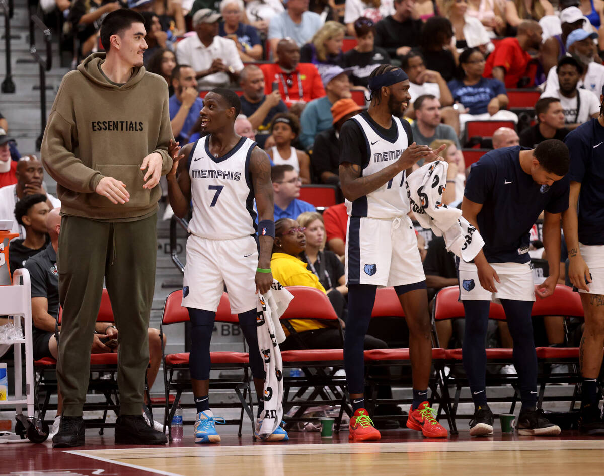 Memphis center Zach Edey, left, watches with teammates Isaiah Miller (7) and DeJon Jarreau (77) ...