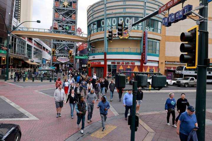 Los peatones cruzan Las Vegas Boulevard en Fremont Street en el centro de Las Vegas el viernes 15 de marzo de...