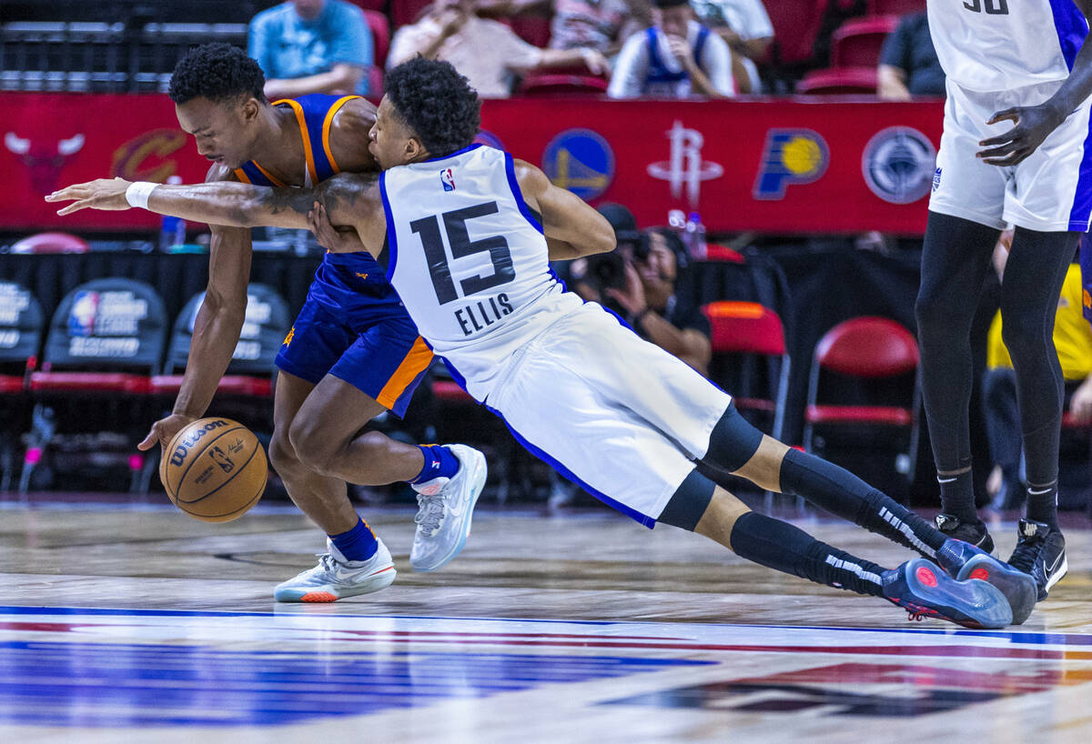 Sacramento Kings guard Boogie Ellis (15) misses a steal and collides into Phoenix Suns guard Ty ...
