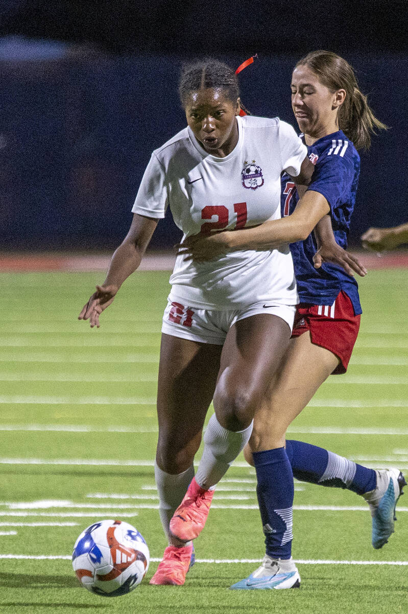 Coronado junior Jazmine Mccallum (21) runs around Liberty senior Nale'a Pomaikai (7) during the ...