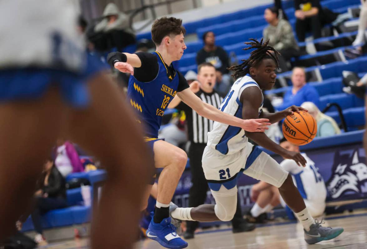 Basic guard Kenny Williams (21) drives to the basket against Sierra Vista forward Colton Knoll ...