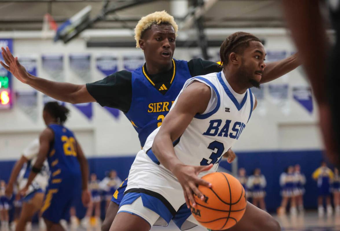 Basic Jeron Hampton (34) drives to the basket past Sierra Vista Anliante Smith (23) during a ba ...