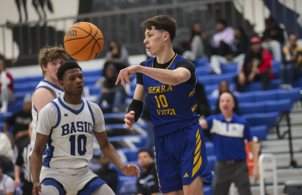 Sierra Vista forward Colton Knoll (10) throws a pass in front of Basic guard Kelani Stafford (1 ...
