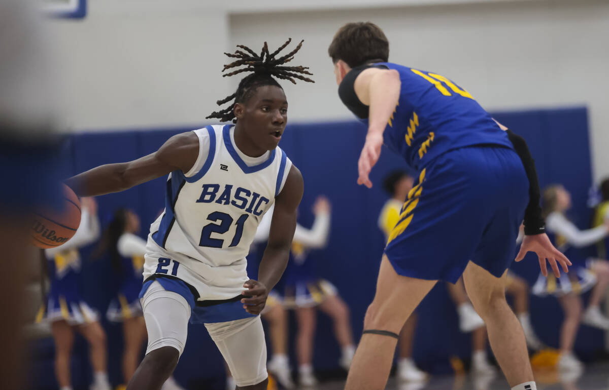 Basic guard Kenny Williams (21) drives the ball against Sierra Vista during a basketball game a ...