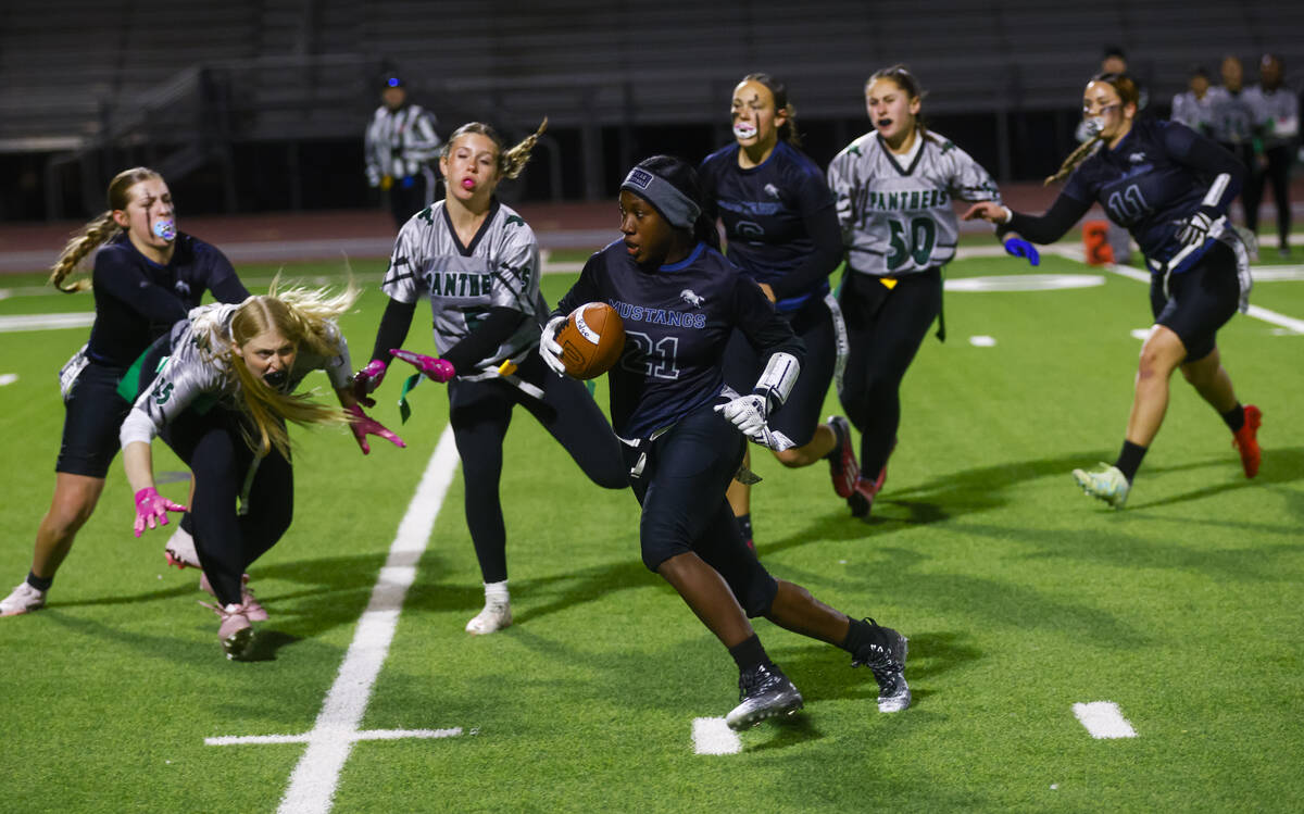 Shadow Ridge's Savanna McDow (21) runs the ball against Palo Verde during a flag football game ...