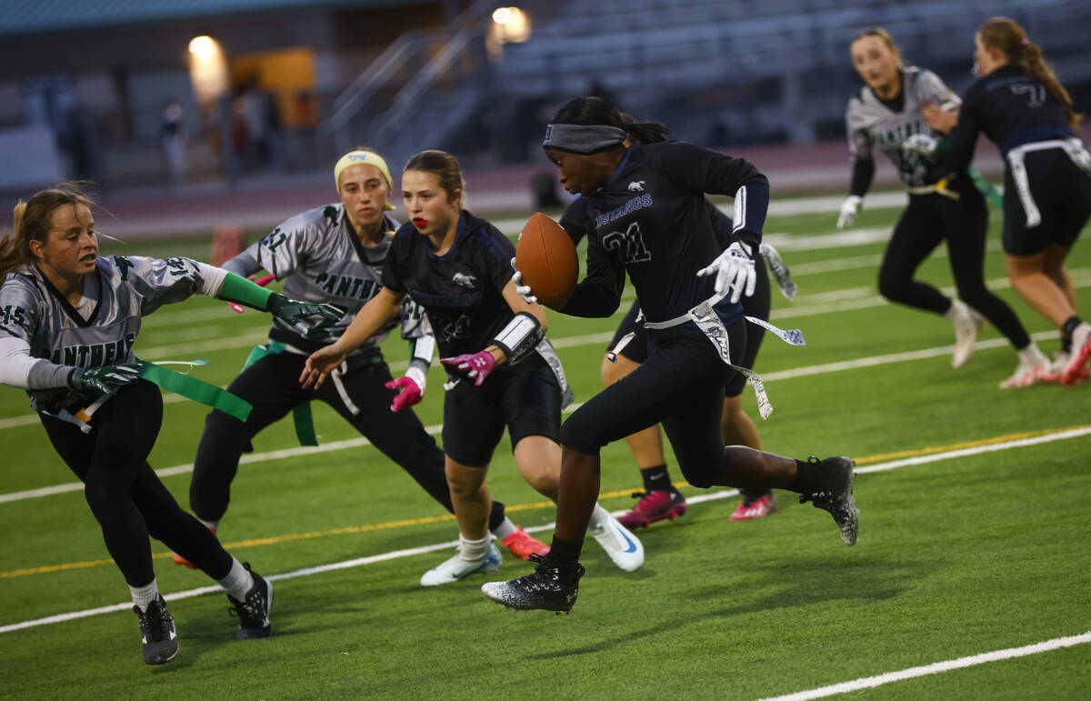 Shadow Ridge's Savanna McDow (21) runs the ball against Palo Verde during a flag football game ...