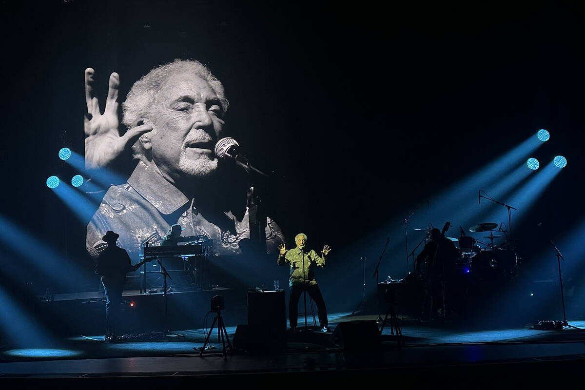 Tom Jones performs for a sold-out crowd at Encore Theater at Wynn Las Vegas on Saturday, Sept. ...