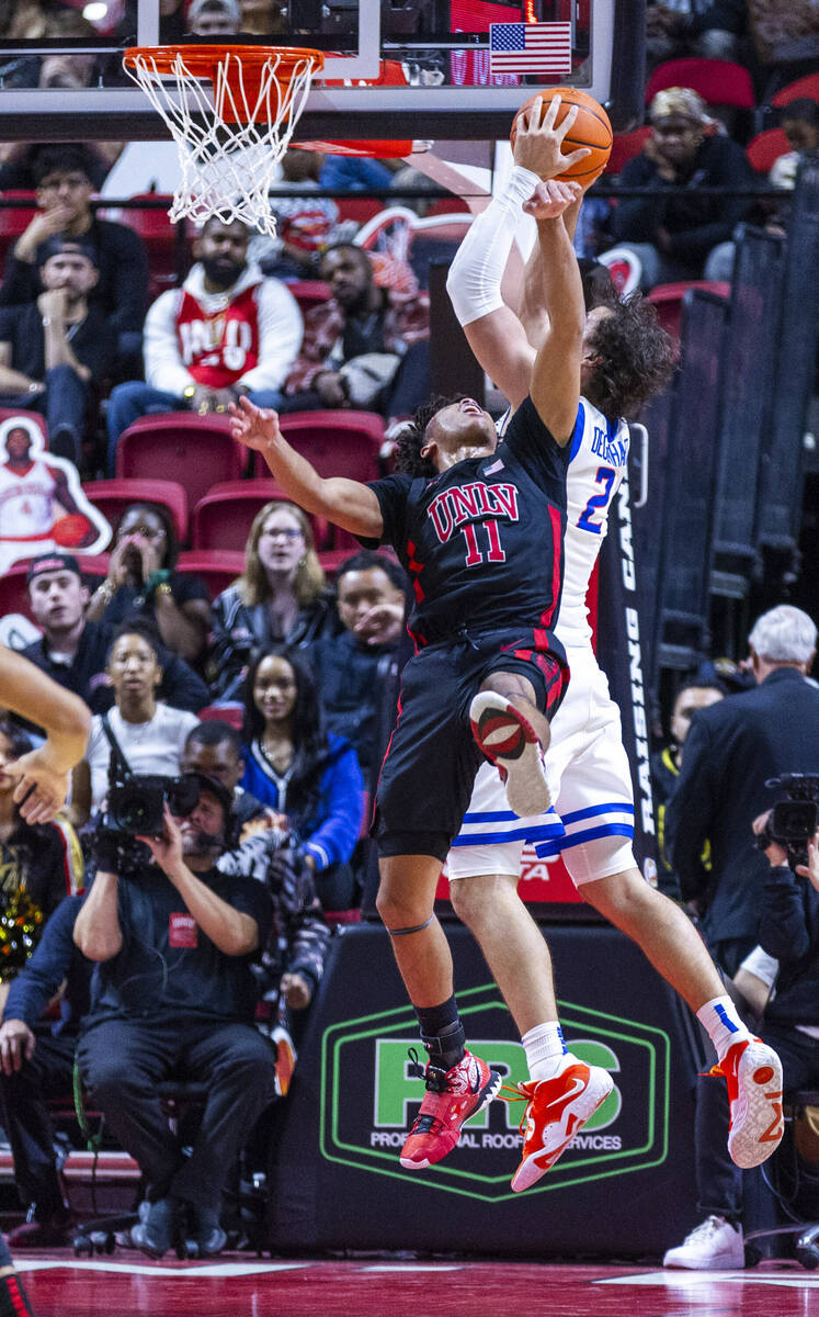 UNLV guard Dedan Thomas Jr. (11) is unable to block a high pass to Boise State Broncos forward ...