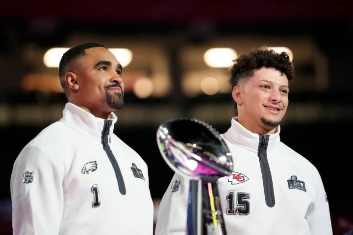 Philadelphia Eagles quarterback Jalen Hurts (1) and Kansas City Chiefs quarterback Patrick Maho ...