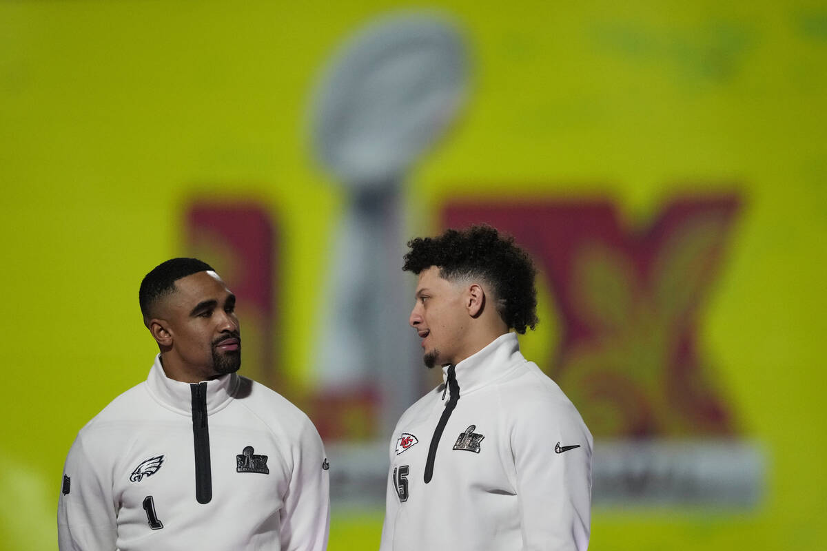 Philadelphia Eagles quarterback Jalen Hurts (1) and Kansas City Chiefs quarterback Patrick Maho ...