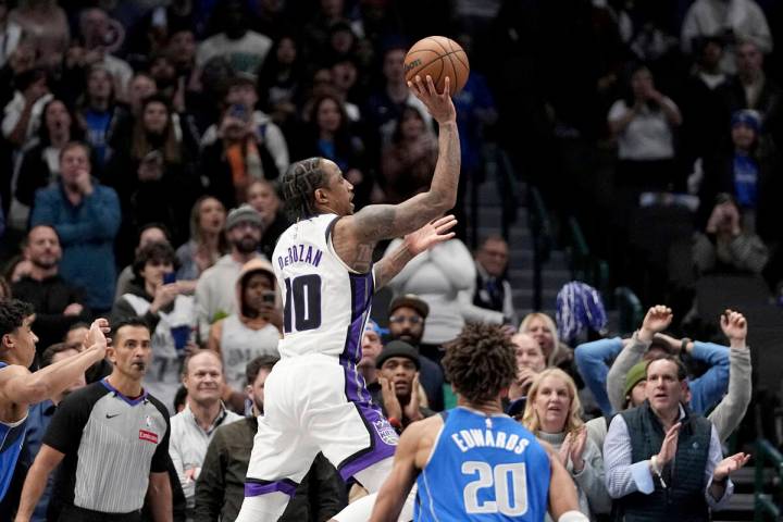 Sacramento Kings forward DeMar DeRozan (10) prepares to shoot and score in the final seconds of ...