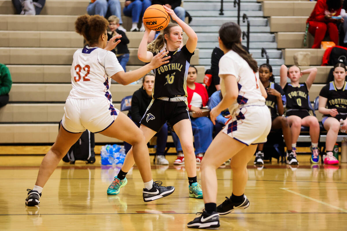 Foothill point guard Caysea Winn (15) looks for an open teammate during the 4A girls basketball ...