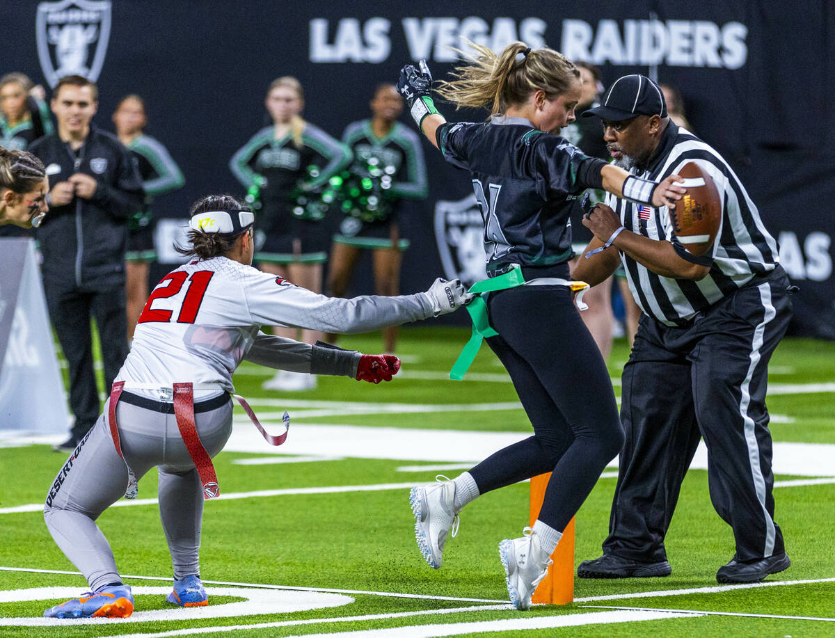 Desert Oasis defensive back Chelsea DeWitt (21) pulls the flag late as Palo Verde running back ...