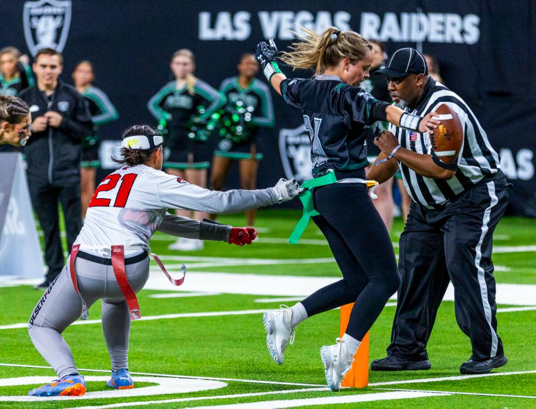 Desert Oasis defensive back Chelsea DeWitt (21) pulls the flag late as Palo Verde running back ...