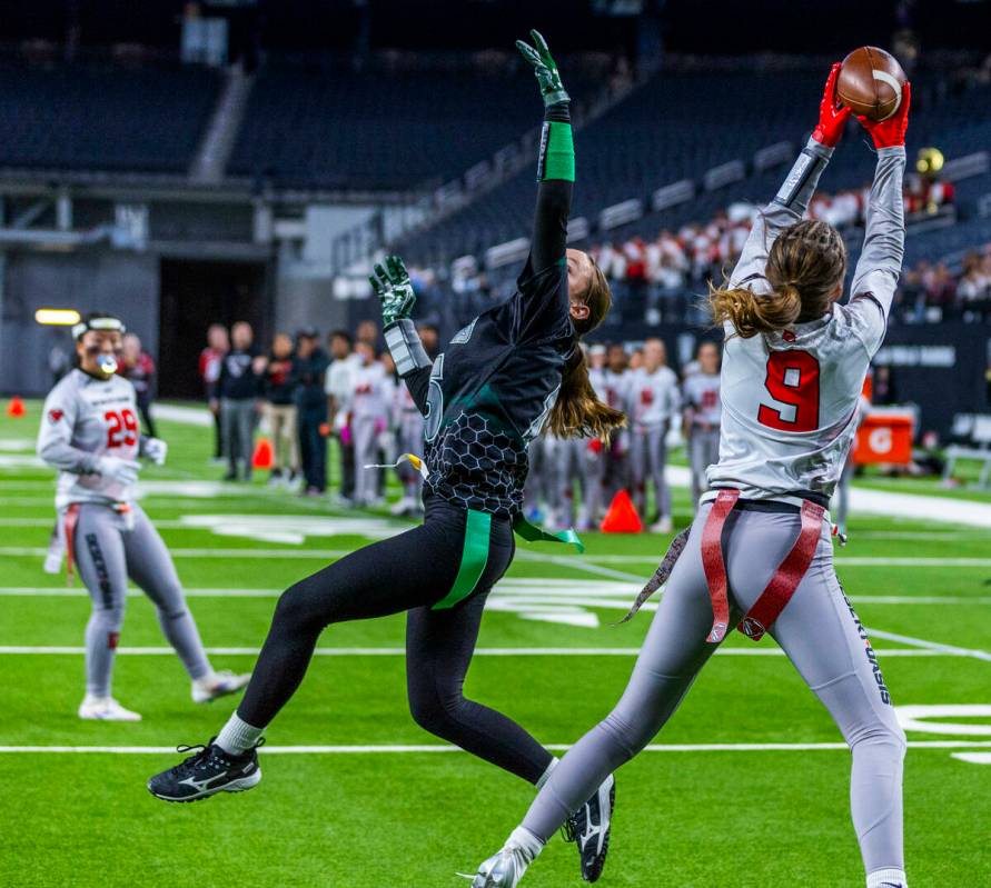 Desert Oasis wide receiver Johnna Waldahl (9) elevates to make a touchdown grab over Palo Verde ...
