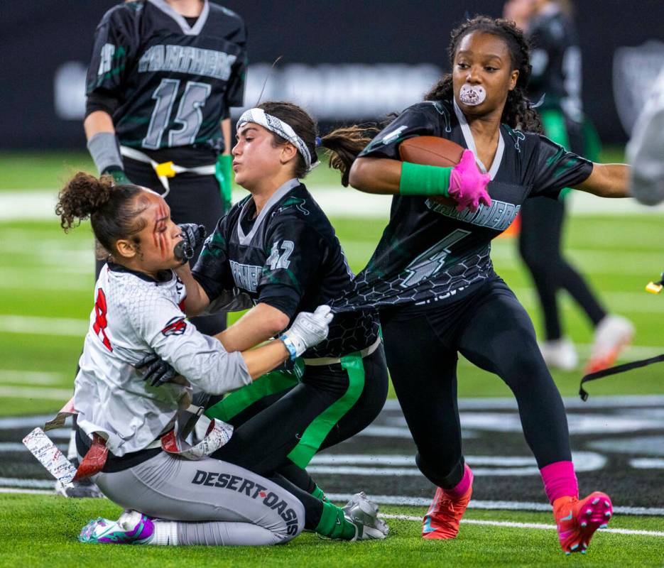 Palo Verde wide receiver Layla Roberts (4) has her shirt pulled by Desert Oasis linebacker Kaal ...
