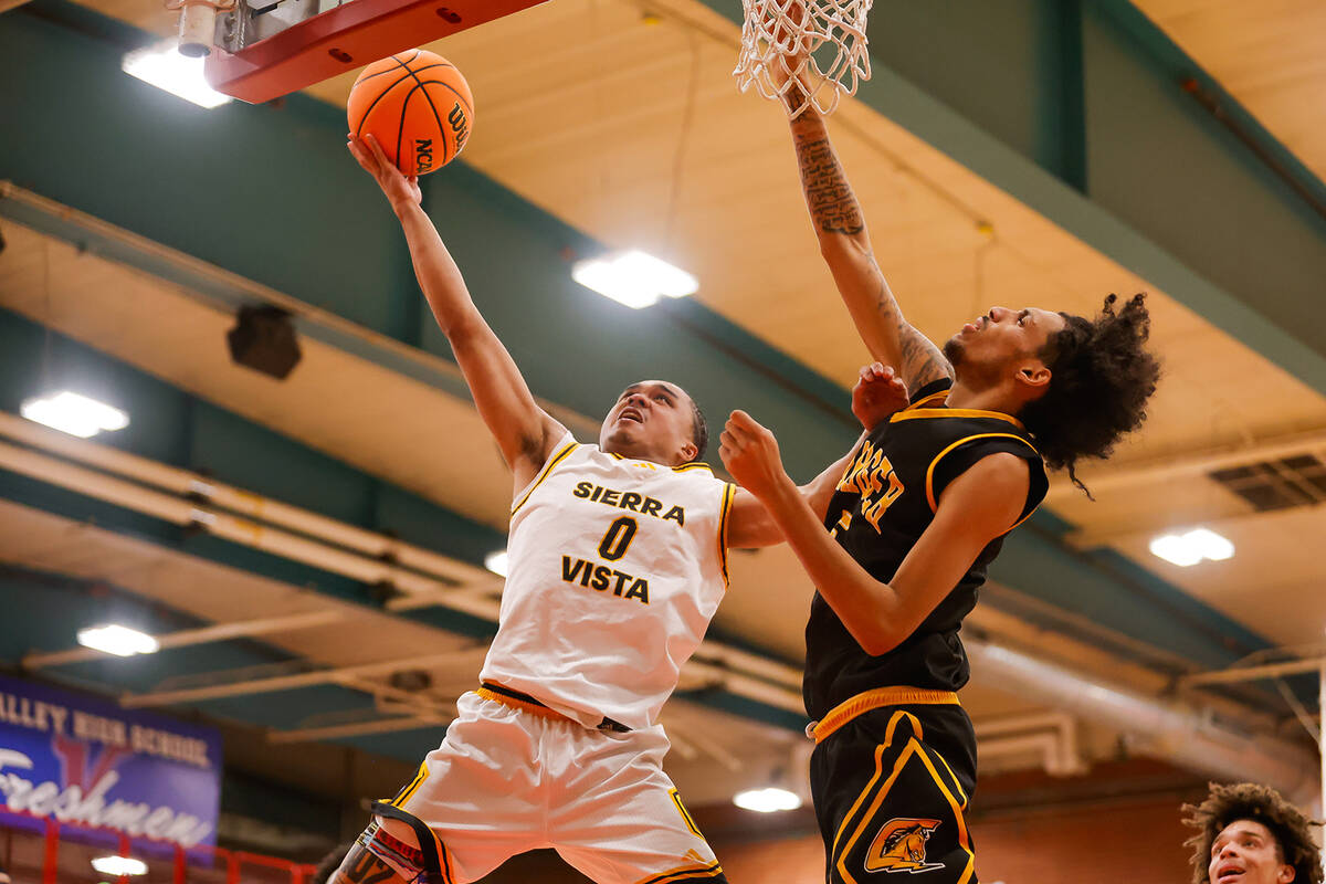Sierra Vista point guard EJ Dacuma (0) goes for a contested layup during a Class 4A boys basket ...