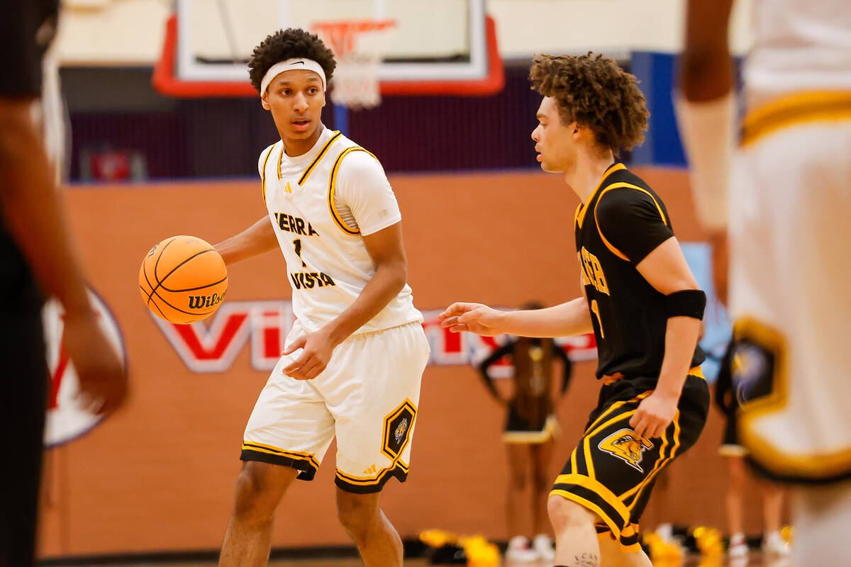 Sierra Vista point guard Jevon Yapi (1) scans the court during a Class 4A boys basketball state ...