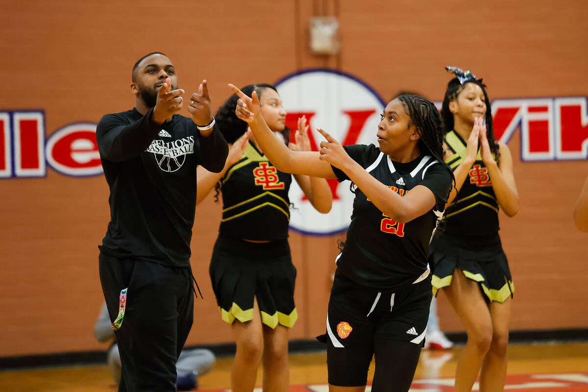 Losee forward Tia Cleveland (21) does a handshake with a coach during team introductions before ...