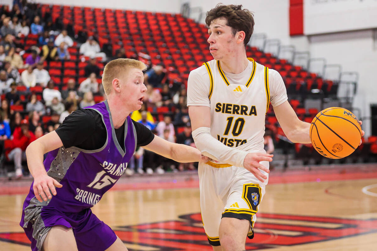 Sierra Vista forward Colton Knoll (10) dribbles the ball as Spanish Springs guard Tanner Bowers ...